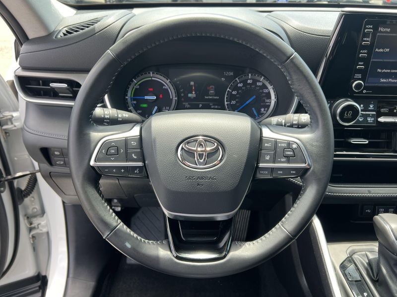 Used 2020 Toyota Highlander Hybrid XLEImage 12
