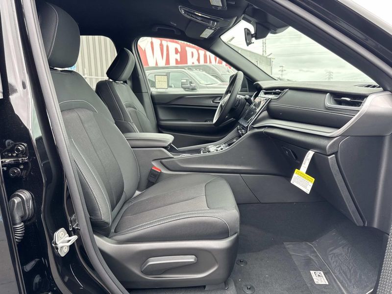 New 2026 Jeep Grand Cherokee L Laredo 4x2