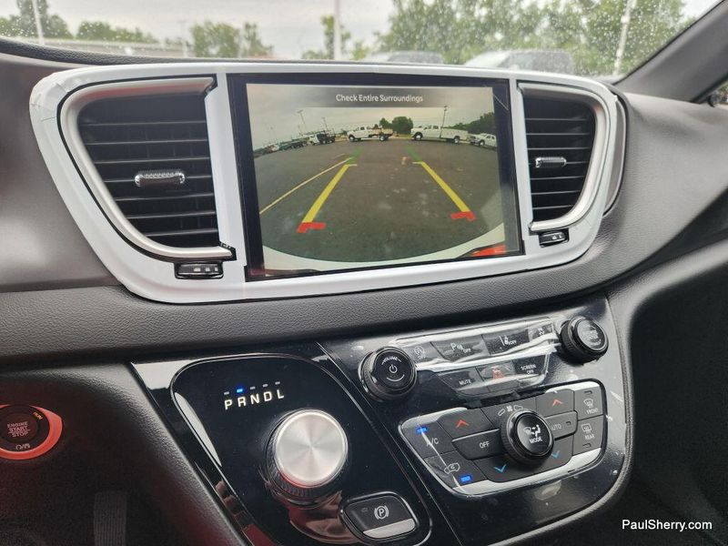 Used 2026 Chrysler Pacifica Select