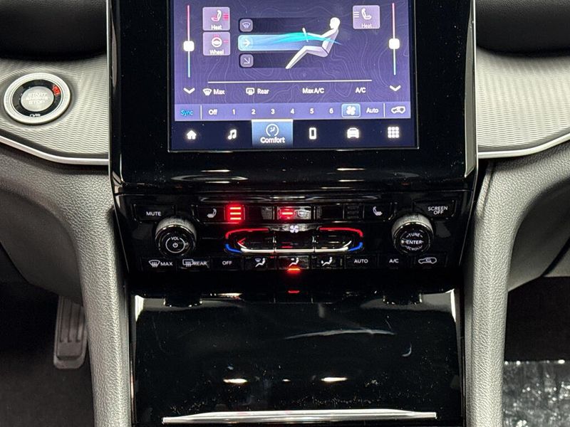 New 2025 Jeep Grand Cherokee Laredo 4x4Image 9