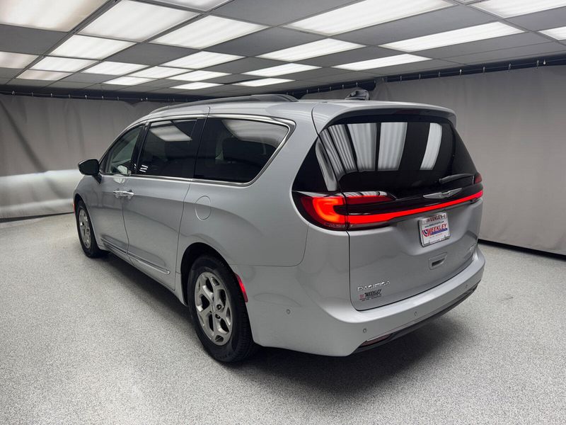 2023 Chrysler Pacifica LimitedImage 2