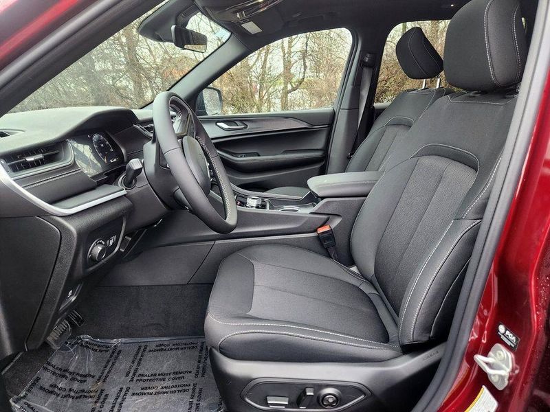 2025 Jeep Grand Cherokee Laredo X 4x4Image 18