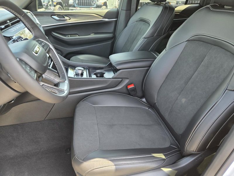 New 2026 Jeep Grand Cherokee Laredo Altitude 4x2