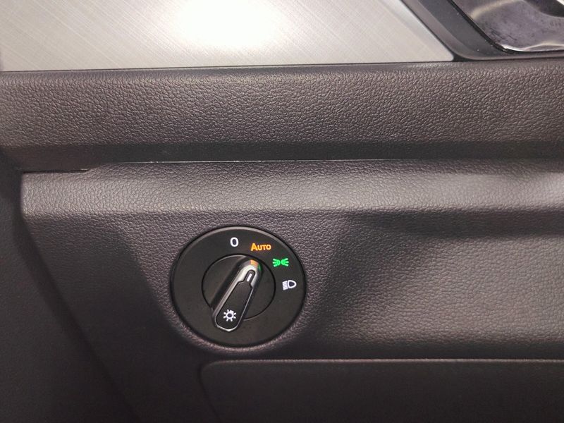 Used 2024 Volkswagen Jetta SE w/SunroofImage 24