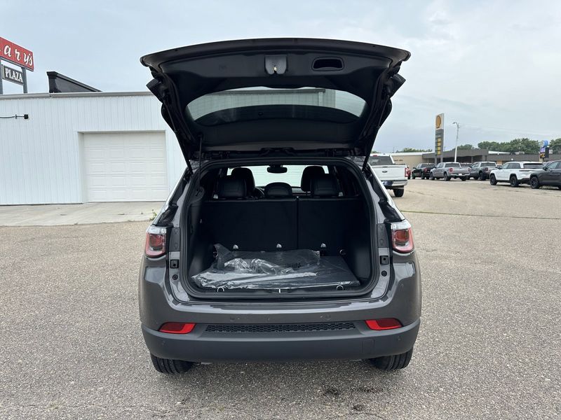 2024 Jeep Compass Latitude Lux 4x4Image 8