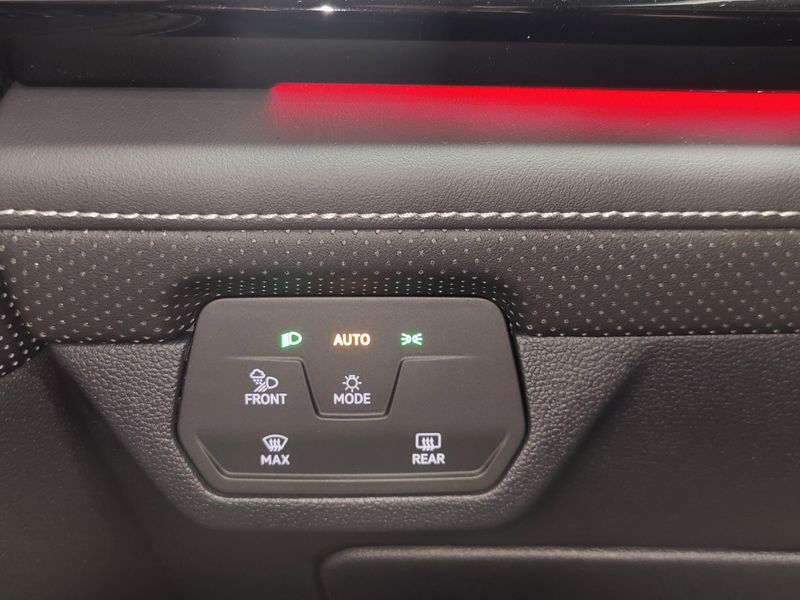 Used 2025 Volkswagen Atlas Cross Sport SEL AWD w/Sunroof & NavImage 31