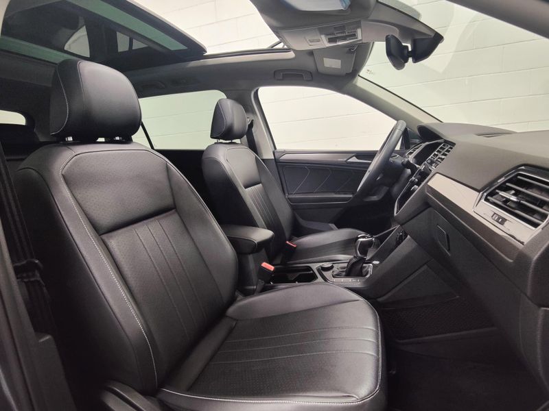 Used 2022 Volkswagen Tiguan SE AWD w/SunroofImage 5