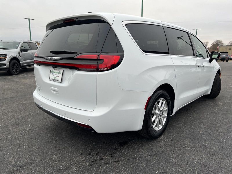 2026 Chrysler Pacifica photo 4