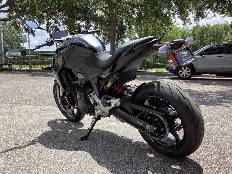 2025 BMW F 900 R 