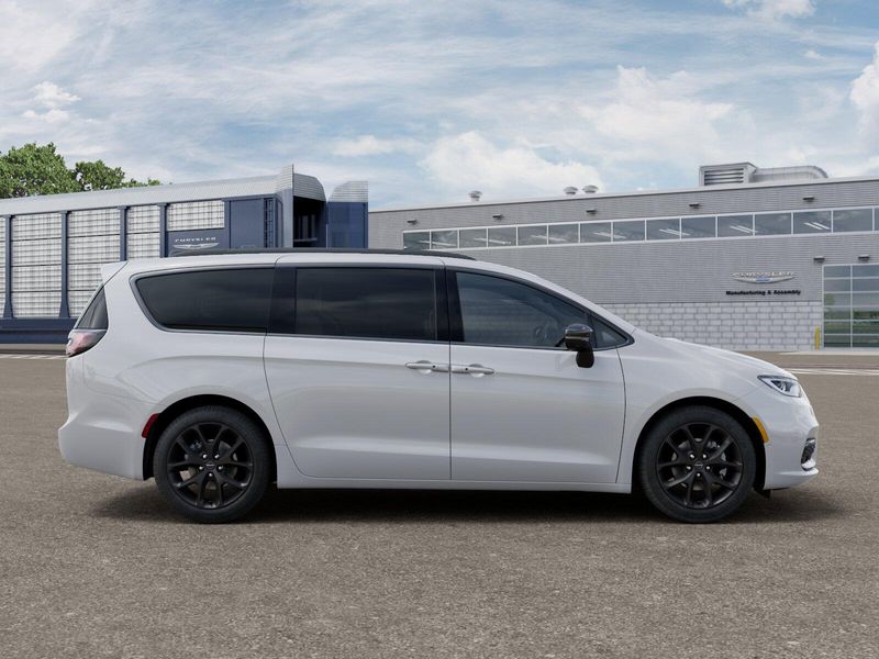 New 2026 Chrysler Pacifica Select