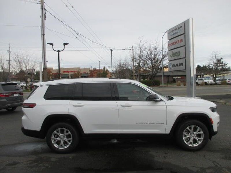 2023 Jeep Grand Cherokee L Limited 4x4Image 6