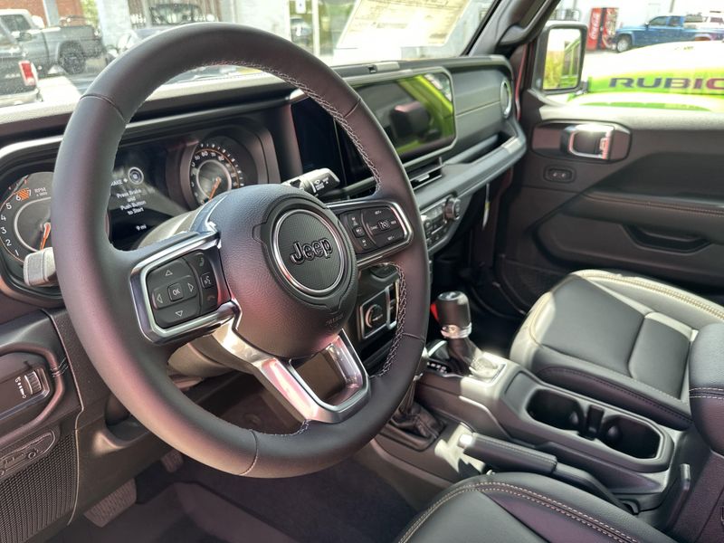 New 2025 Jeep Wrangler 4-door SaharaImage 19