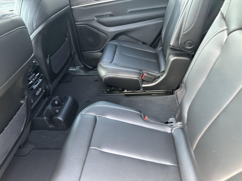 New 2025 Jeep Grand Cherokee L Limited 4x4Image 17