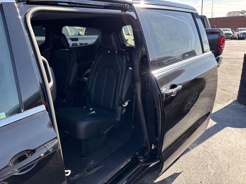 New 2026 Chrysler Pacifica SelectImage 17