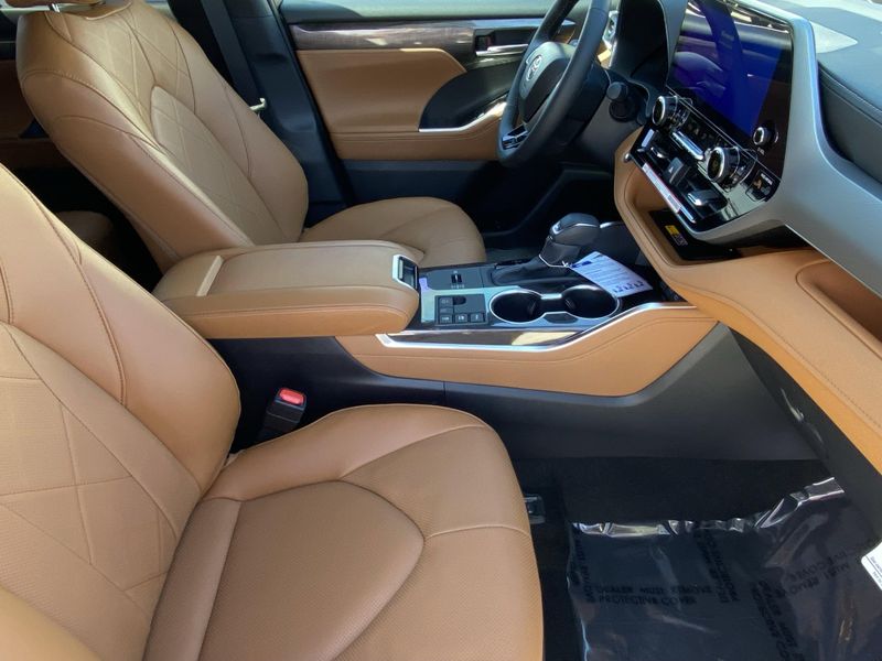 New 2025 Toyota Highlander Hybrid PlatinumImage 10
