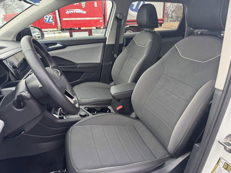 2024 Volkswagen Taos SEImage 9