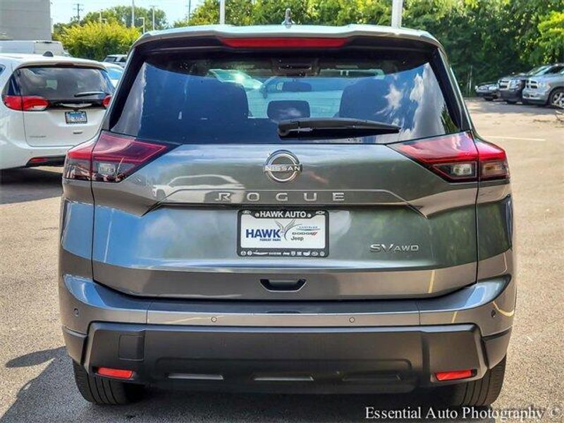 2024 Nissan Rogue SV photo 3