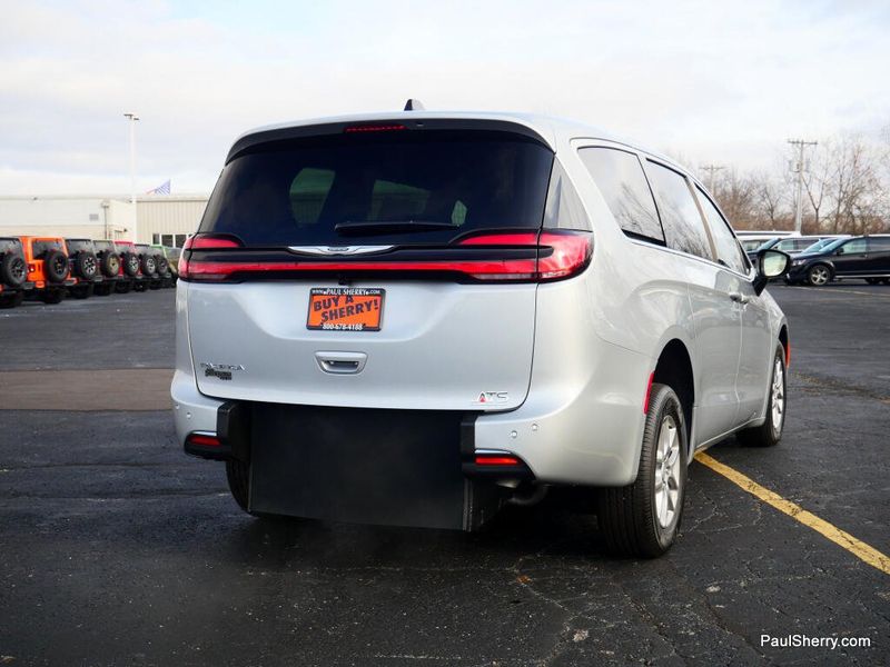 New 2026 Chrysler Pacifica Select
