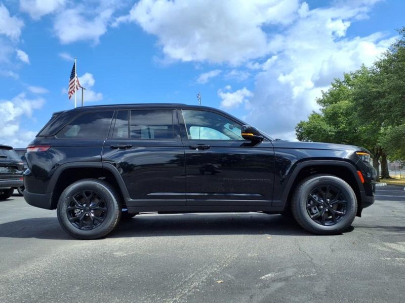 2025 Jeep Grand Cherokee Altitude photo 3