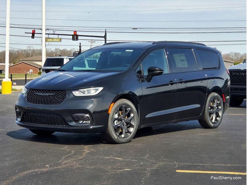 New 2026 Chrysler Pacifica Select