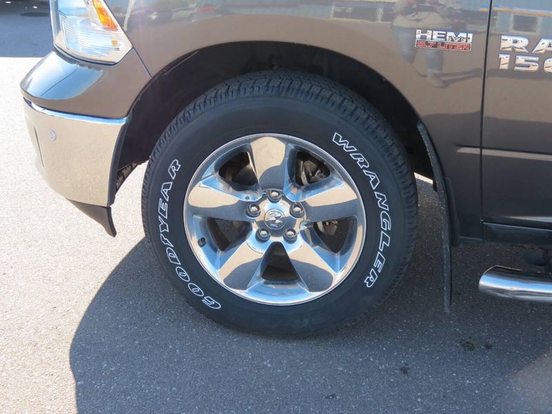 Used 2017 RAM 1500 SLT 4x4 4dr Crew Cab 5.5 ft. SB PickupImage 8
