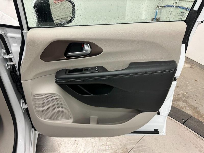 2022 Chrysler Voyager LXImage 26