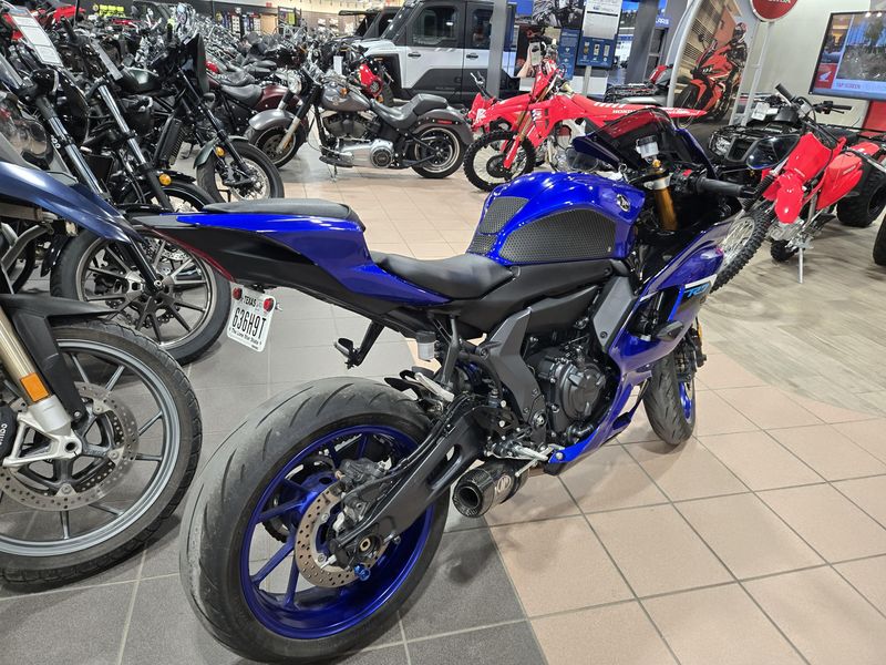 USED 2025 YAMAHA YZF R7 Image 5