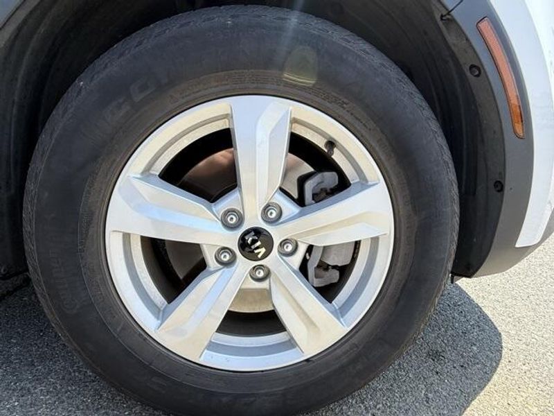 2021 Kia Sorento LXImage 13