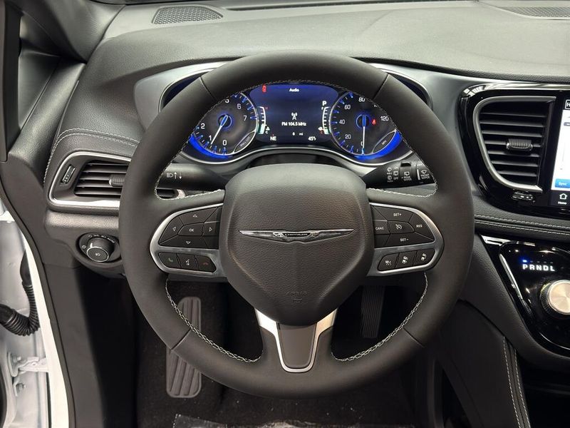 New 2026 Chrysler Pacifica Limited AwdImage 10