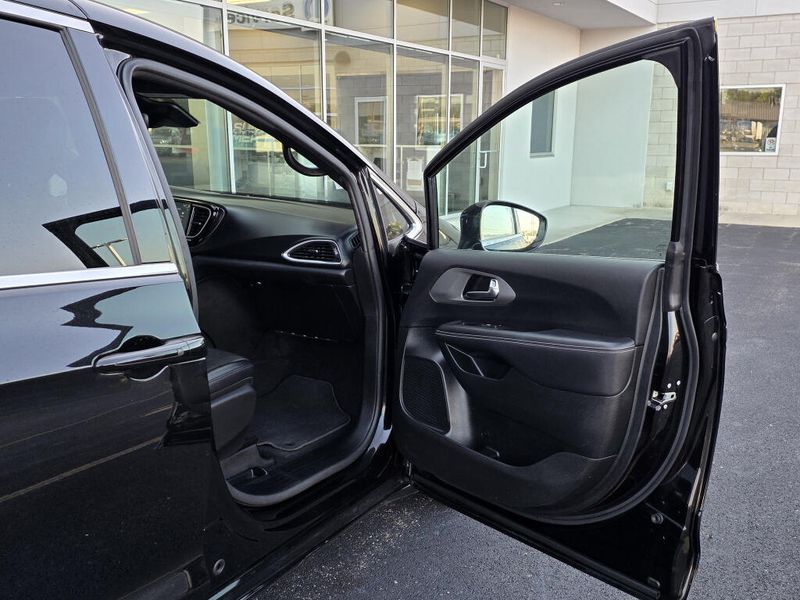 Used 2025 Chrysler Pacifica Select