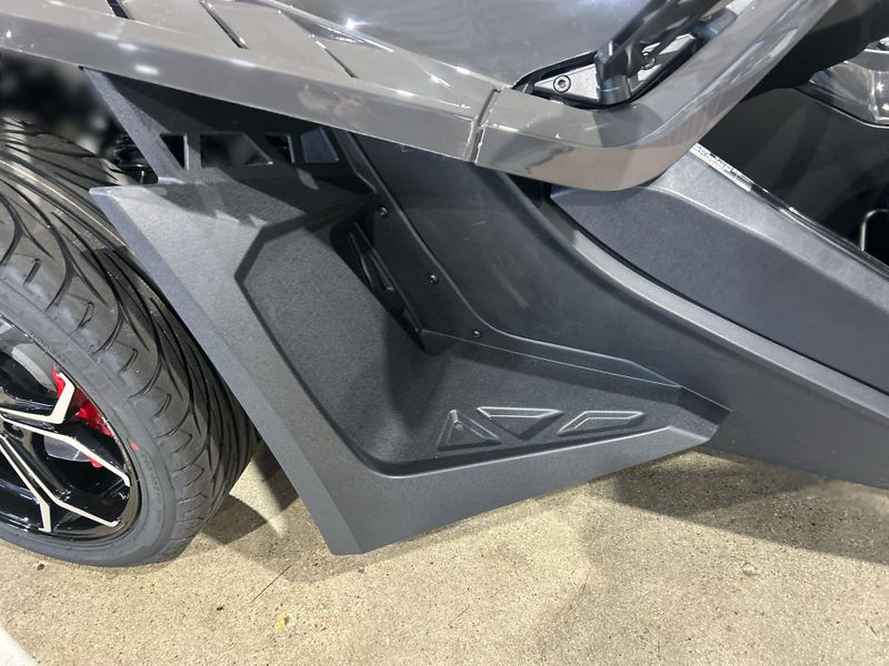 2025 Polaris SLINGSHOT R AUTODRIVE Image 25