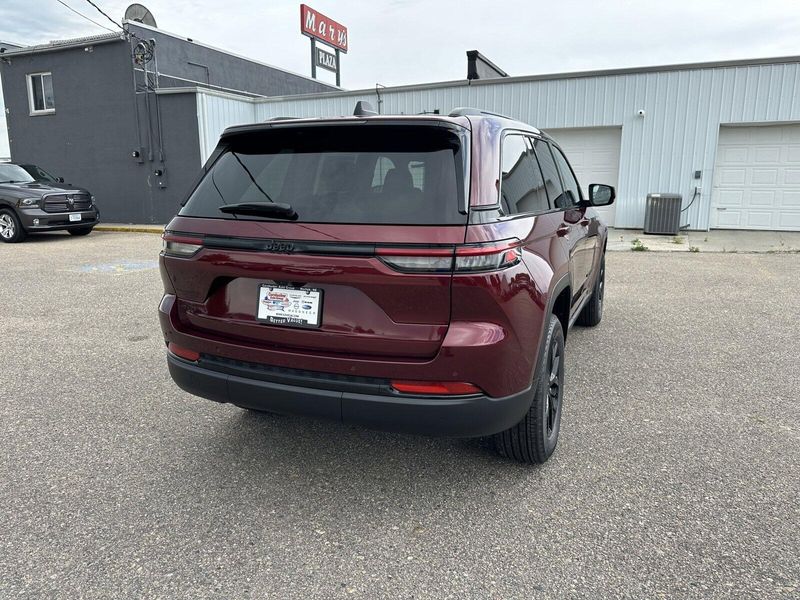 2024 Jeep Grand Cherokee Altitude XImage 10