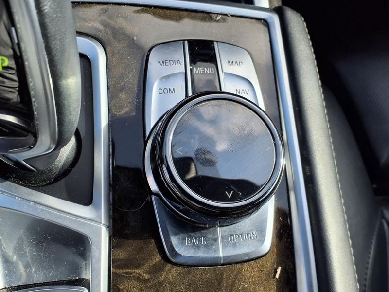 2017 BMW 750i 750iImage 25