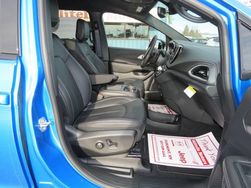 New 2026 Chrysler Pacifica SelectImage 17