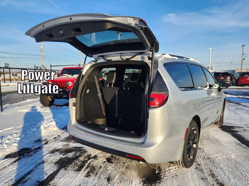 New 2026 Chrysler Pacifica Select