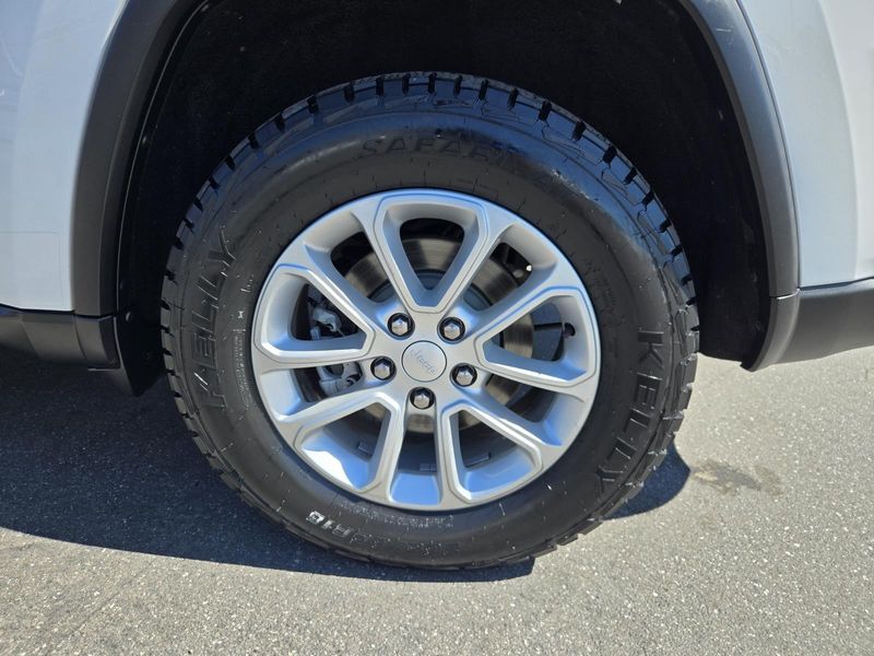 Used 2021 Jeep Grand Cherokee Laredo E 4x2