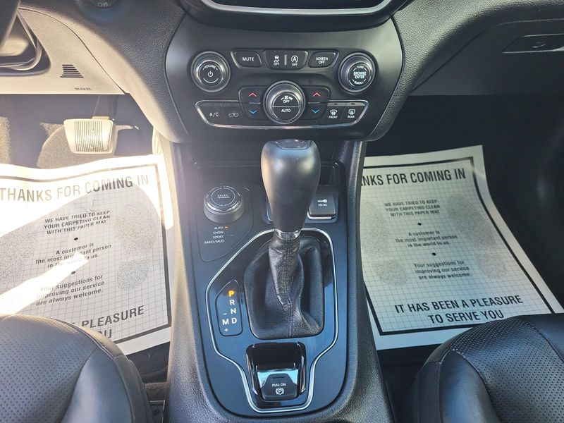 Used 2019 Jeep Cherokee LimitedImage 8