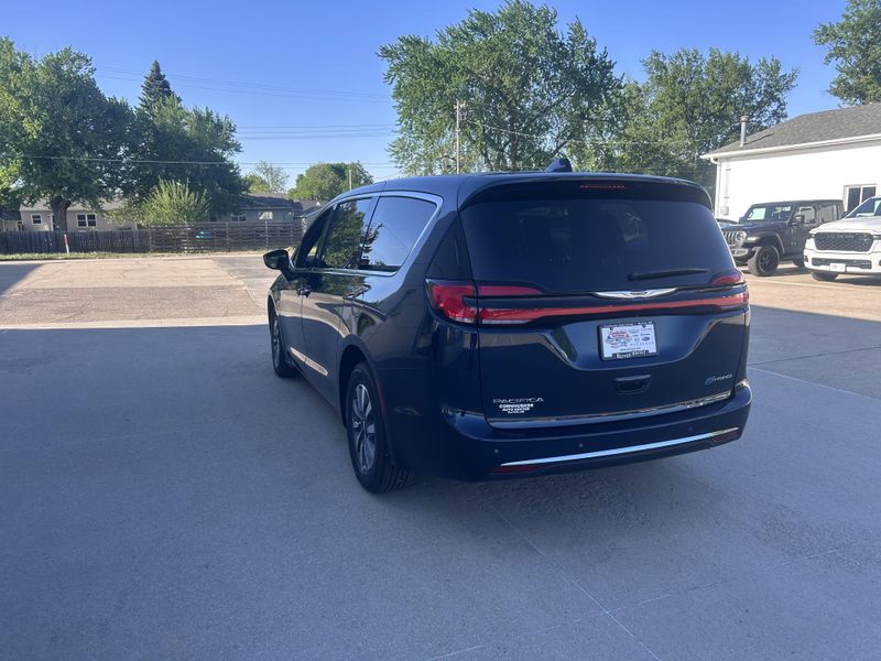 2025 Chrysler Pacifica Hybrid SelectImage 6