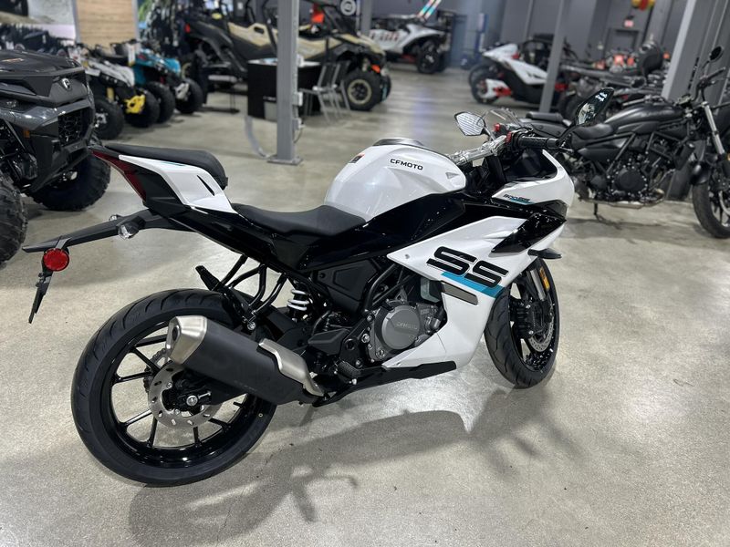 2025 CFMOTO 300SS Image 3