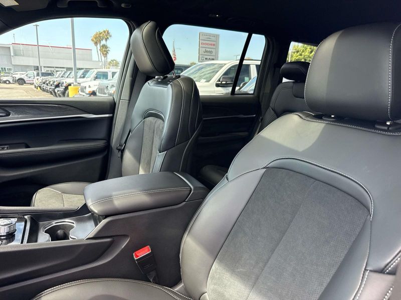 New 2026 Jeep Grand Cherokee Laredo Altitude 4x4