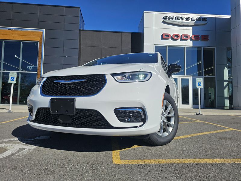 New 2026 Chrysler Pacifica Select AwdImage 1