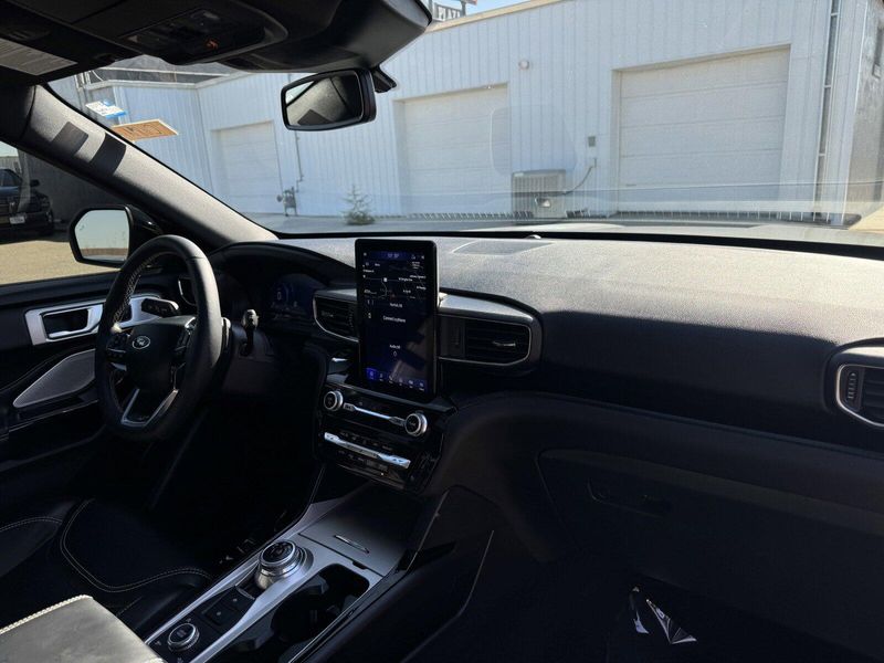 2024 Ford Explorer STImage 19