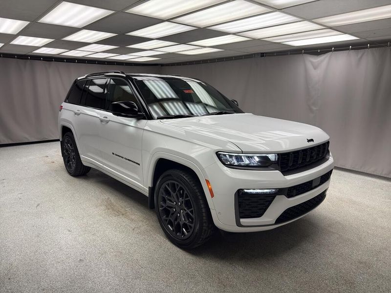 New 2026 Jeep Grand Cherokee Summit 4x4Image 4