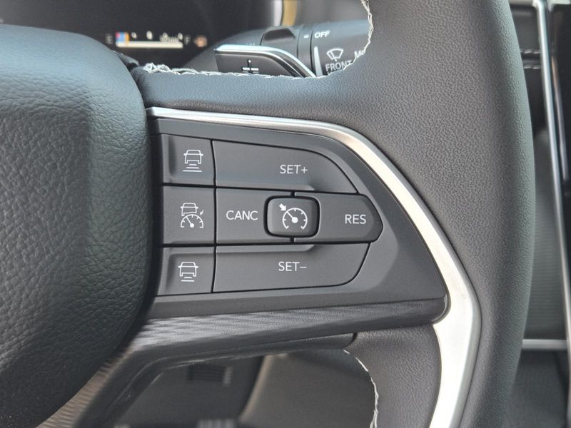 New 2026 Jeep Grand Cherokee Laredo 4x2