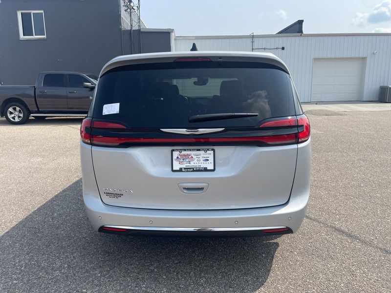 2024 Chrysler Pacifica Touring LImage 7