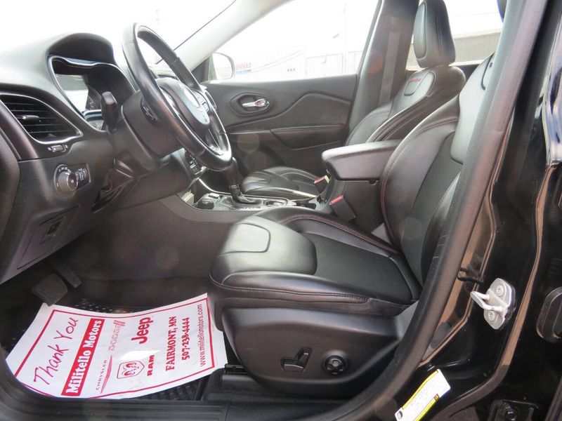 Used 2019 Jeep Cherokee Trailhawk 4x4 4dr SUVImage 16