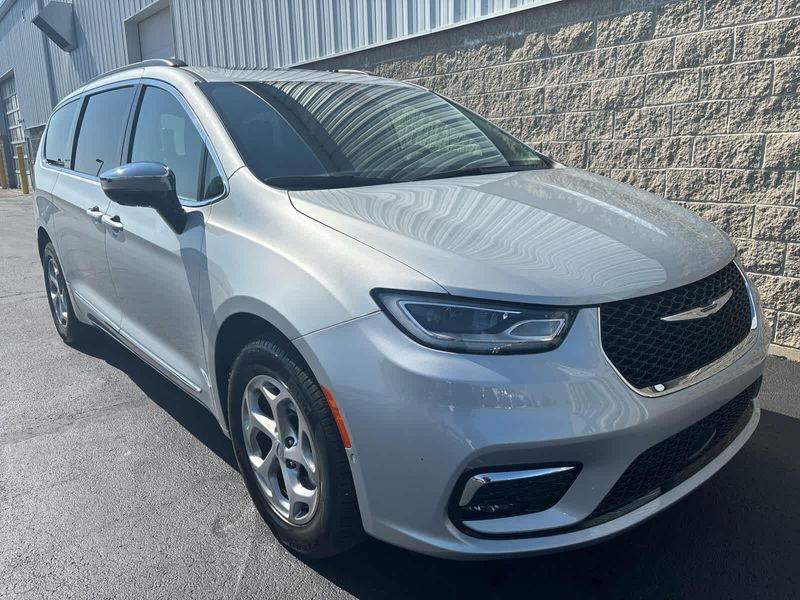 2023 Chrysler Pacifica Limited photo 4