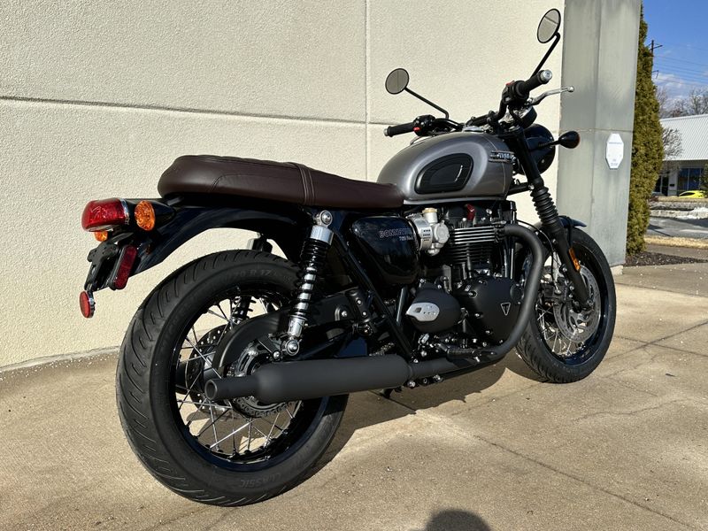 2025 Triumph BONNEVILLE T120 BLACKImage 3