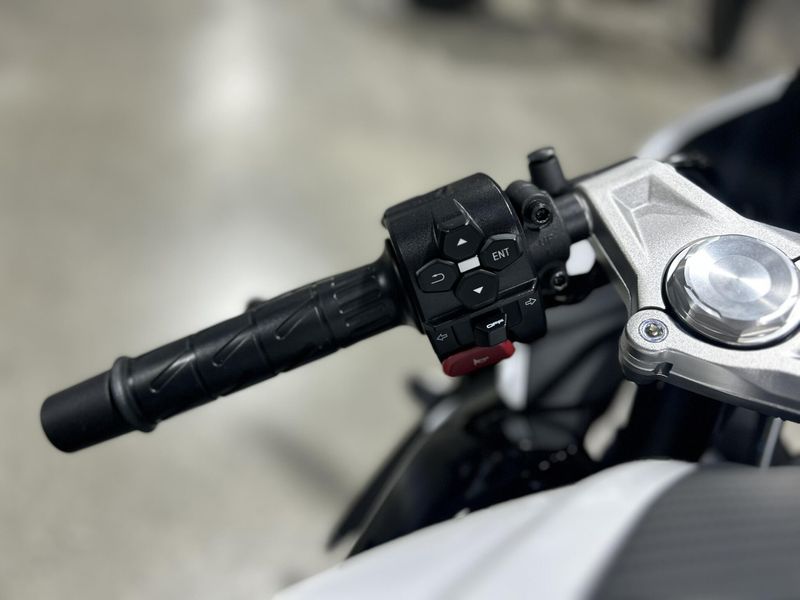 2025 CFMOTO 300SS Image 10