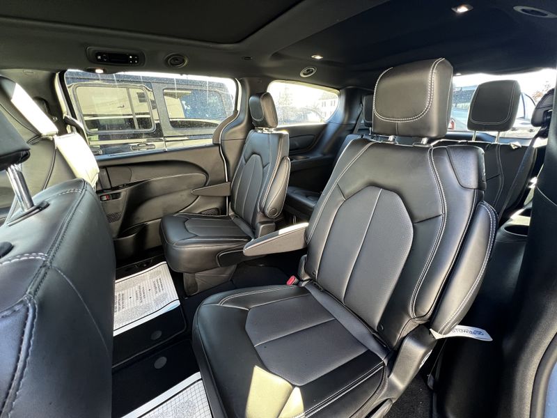 2023 Chrysler Pacifica Touring LImage 4